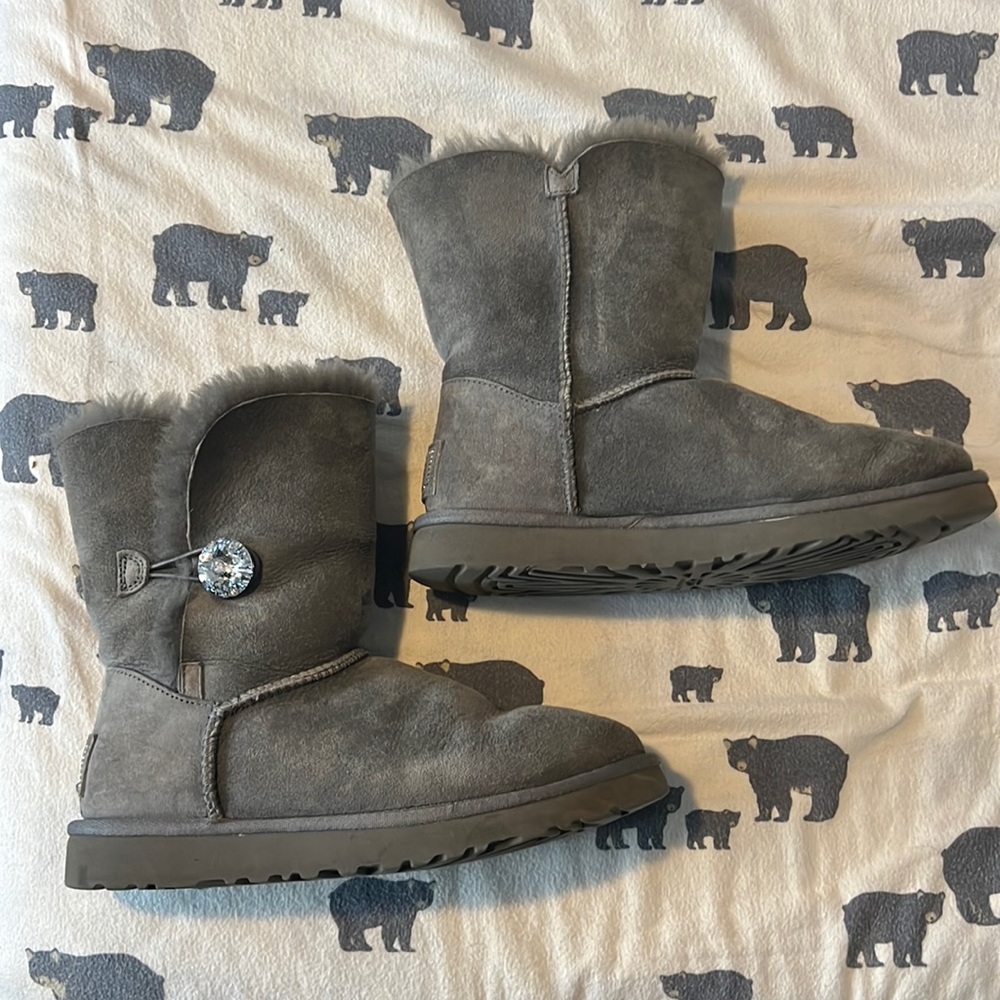 Grey uggs size 7